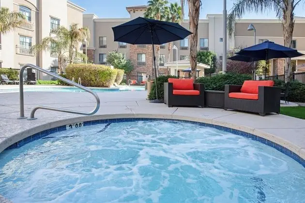 Holiday Inn Express & Suites Phoenix-Glendale