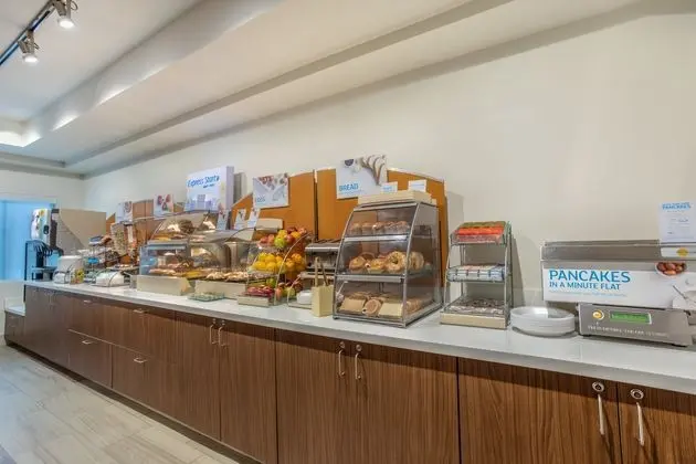 Holiday Inn Express & Suites Phoenix Tempe-Univers - Yeme / İçme