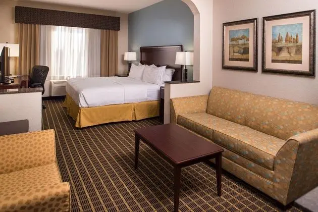 Holiday Inn Express and Suites Pittsburg