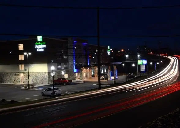 Holiday Inn Express and Suites Pittsburgh - Monroe