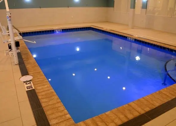Holiday Inn Express and Suites Pittsburgh - Monroe - Havuz