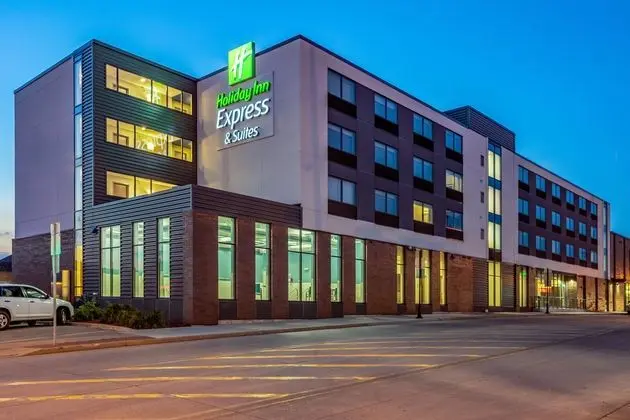 HOLIDAY INN EXPRESS AND SUITES PLATTEVILLE