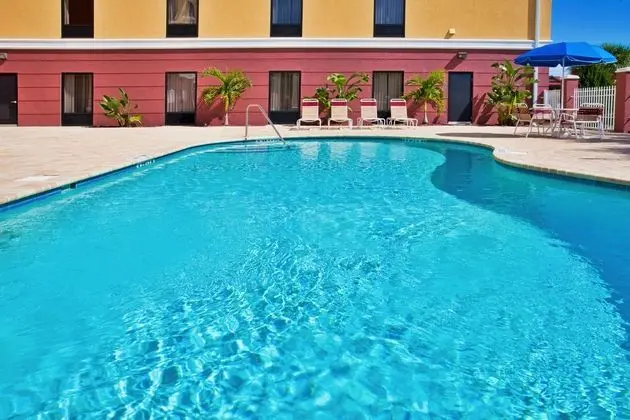 Holiday Inn Express and Suites Port Richey - Havuz