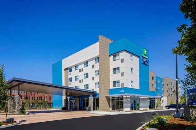 HOLIDAY INN EXPRESS AND SUITES PORTLAND AIRPORT -