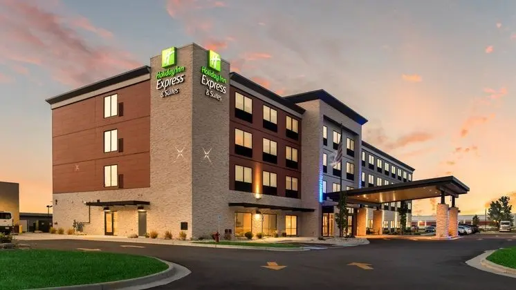 HOLIDAY INN EXPRESS AND SUITES RACINE