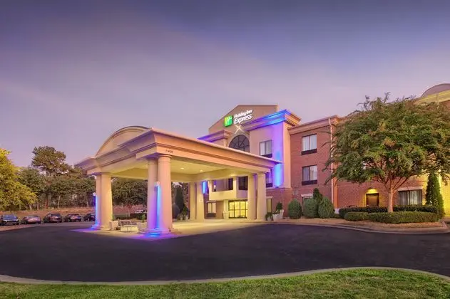 Holiday Inn Express and Suites Raleigh North Wake