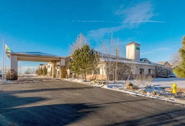Holiday Inn Express and Suites Raton