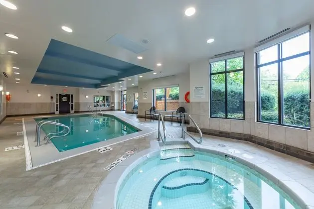 Holiday Inn Express & Suites Riverport - Havuz