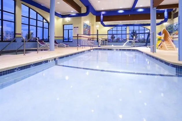 Holiday Inn Express & Suites Rogers - Havuz