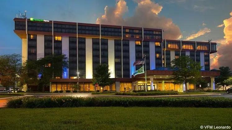 Holiday Inn Express Hotel & Suites