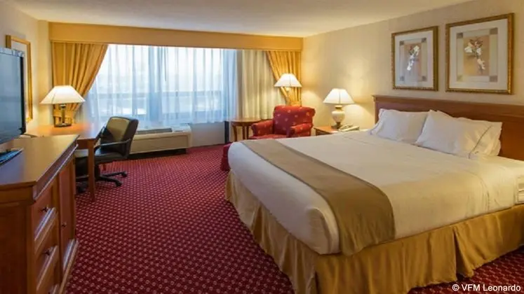 Holiday Inn Express Hotel & Suites