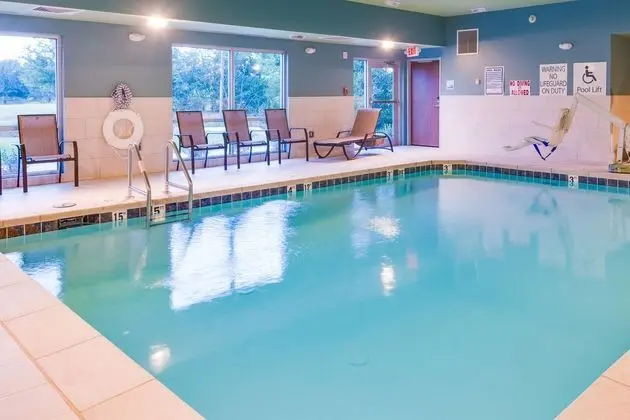 Holiday Inn Express and Suites Russellville - Havuz