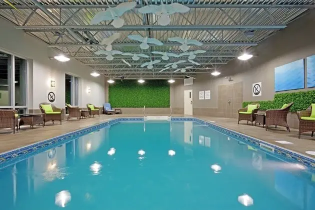 Holiday Inn Express and Suites Saint - Hyacinthe - Havuz