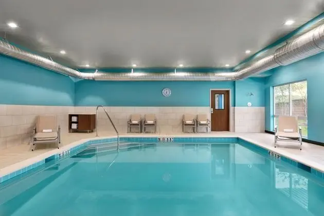Holiday Inn Express Suites Salisbury - Havuz