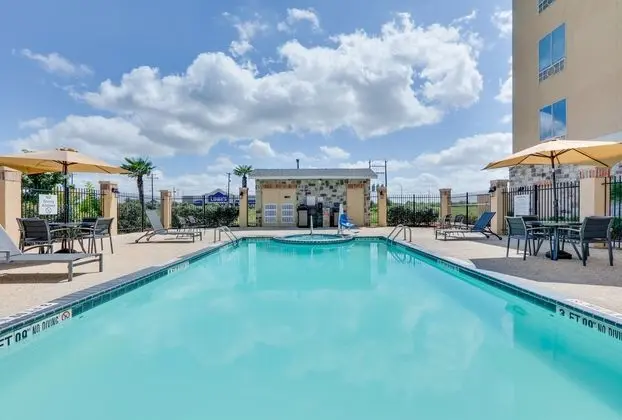 Holiday Inn Express and Suites San Antonio Brooks - Havuz