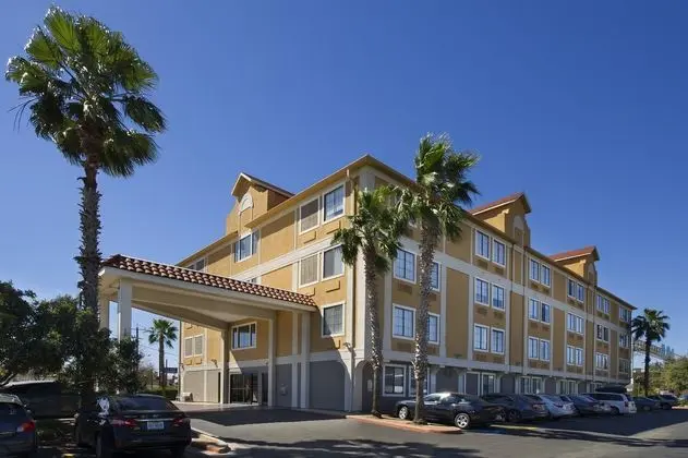 Holiday Inn Express and Suites San Antonio Dtwn Ma