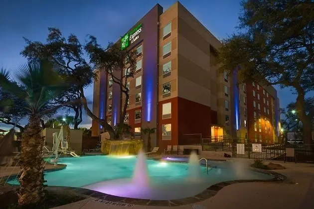 Holiday Inn Express & Suites San Antonio East I10