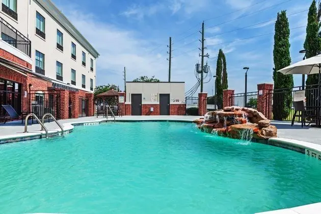 Holiday Inn Express Hotel & Suites Sealy - Havuz