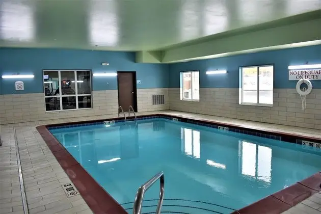 Holiday Inn Express and Suites Sedalia - Havuz