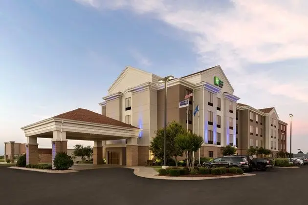 Holiday Inn Express and Suites Shawnee I 40