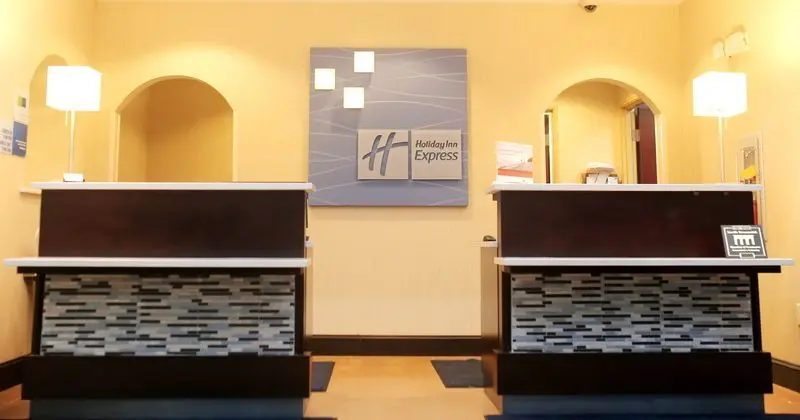 Holiday Inn Express and Suites Southport Oak Islan - Lobi
