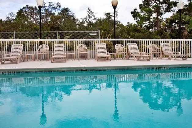 Holiday Inn Express and Suites Spring Hill - Havuz