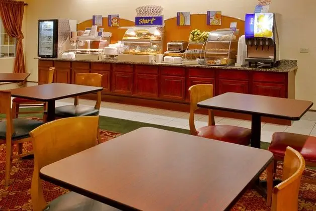 Holiday Inn Express and Suites Spring Hill - Yeme / İçme