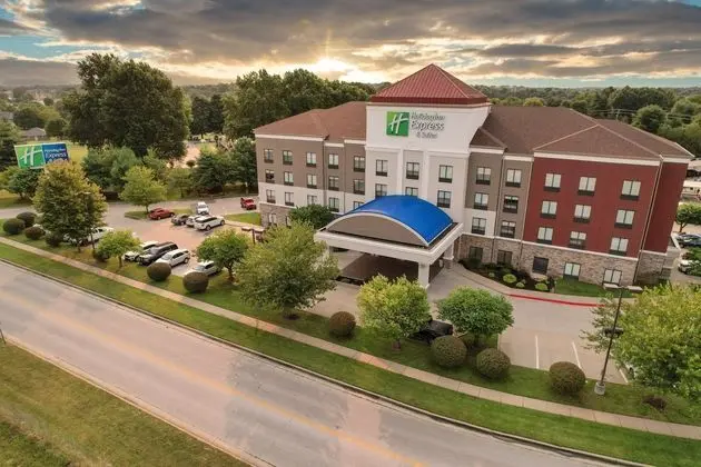 Holiday Inn Express Suites Springfield-Medical Dis