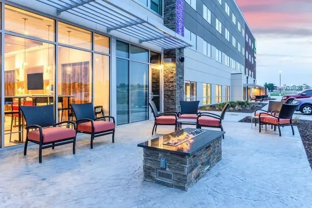 Holiday Inn Express & Suites Springfield North - Dış Mekan