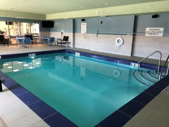 Holiday Inn Express & Suites Springfield North - Havuz