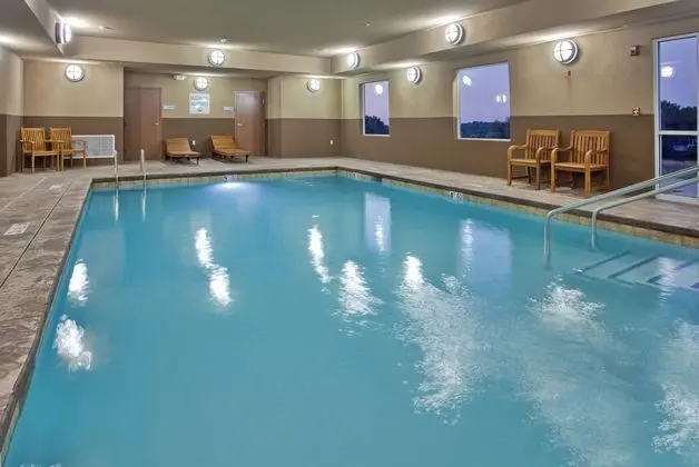 Holiday Inn Express and Suites St. Joseph - Havuz