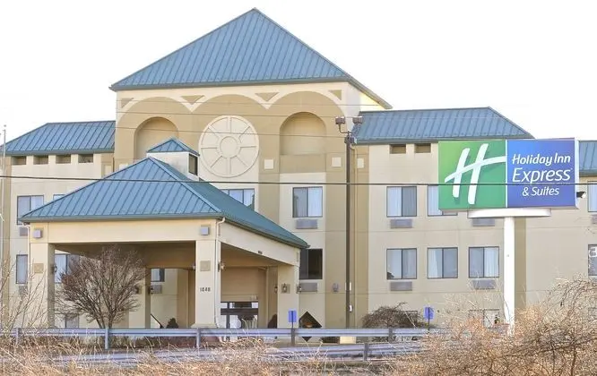 Holiday Inn Express and Suites St. Louis West Fent