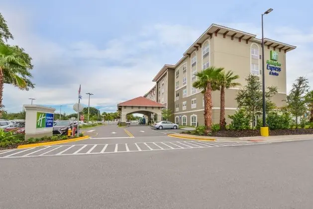 Holiday Inn Express and Suites St. Petersburg - Se