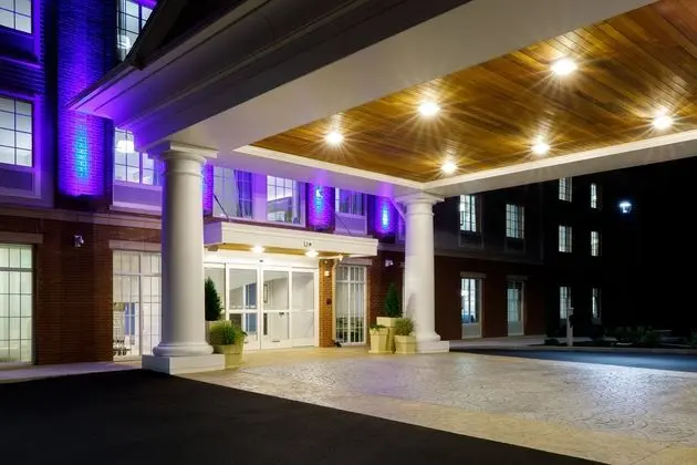 HOLIDAY INN EXPRESS AND SUITES STURBRIDGE
