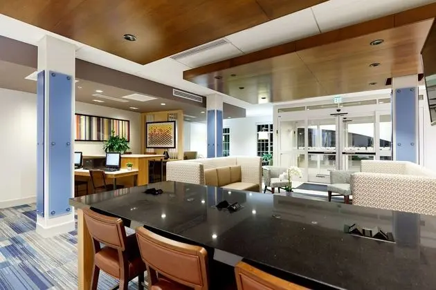 HOLIDAY INN EXPRESS AND SUITES STURBRIDGE - Dış Mekan