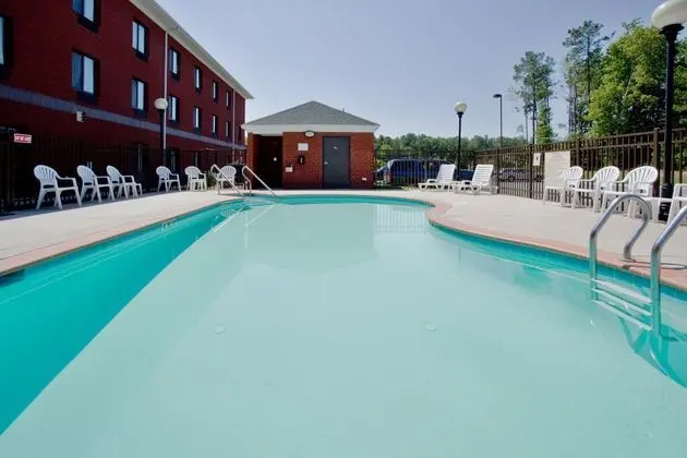 Holiday Inn Express and Suites Suffolk - Havuz