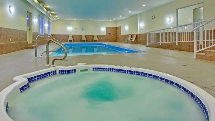 Holiday Inn Express and Suites Swift Current - Havuz