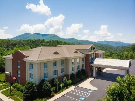 Holiday Inn Express and Suites Sylva Western Carol