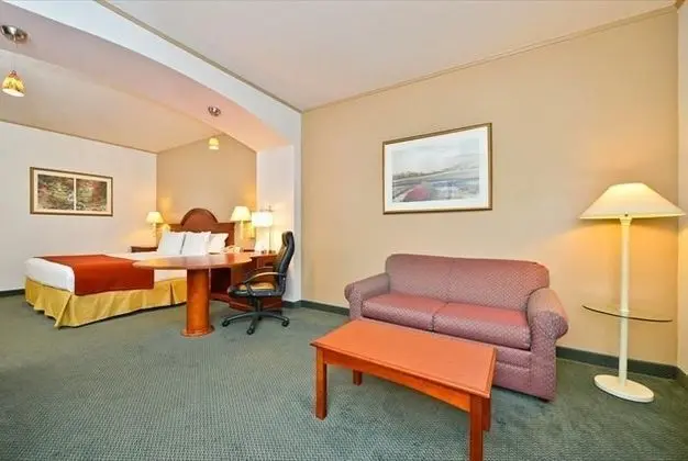 Holiday Inn Express and Suites Tacoma South Lakewo