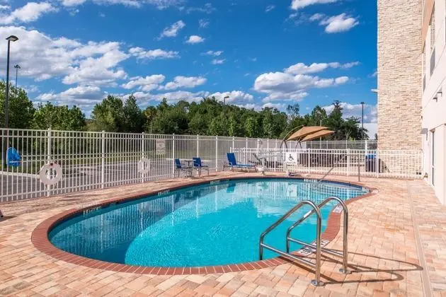 Holiday Inn Express and Suites Tampa North - Wesle - Havuz