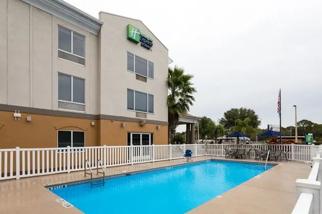 Holiday Inn Express and Suites Tavares Leesburg