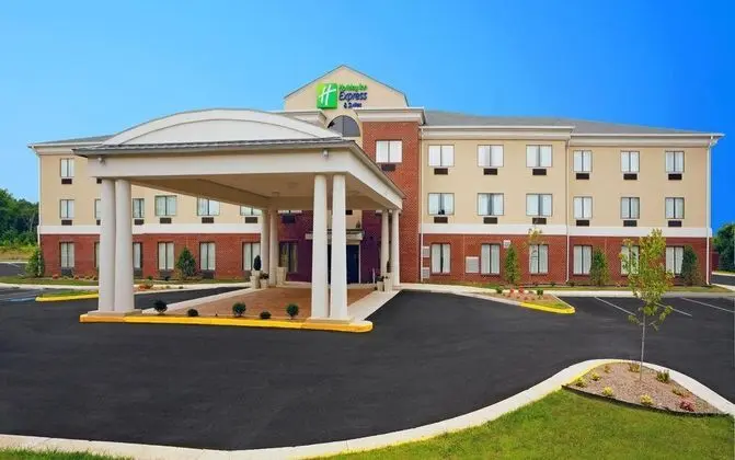 Holiday Inn Express and Suites Thornburg S. Freder