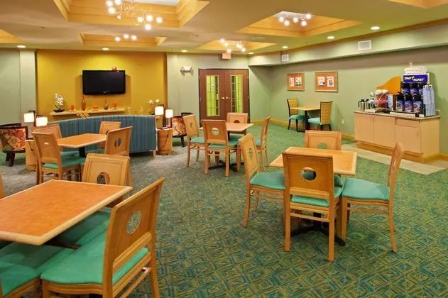 Holiday Inn Express and Suites Thornburg S. Freder