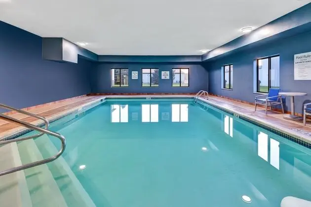 Holiday Inn Express and Suites Three Rivers - Havuz