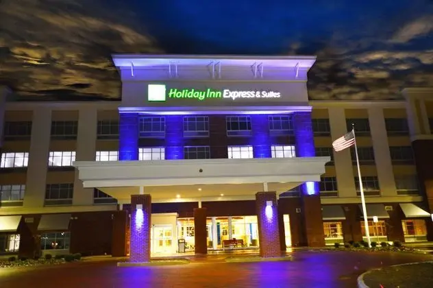Holiday Inn Express and Suites Toledo South Perrys
