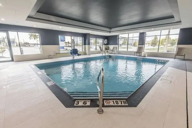 Holiday Inn Express & Suites Toronto Airport South, an IHG Hotel - Havuz