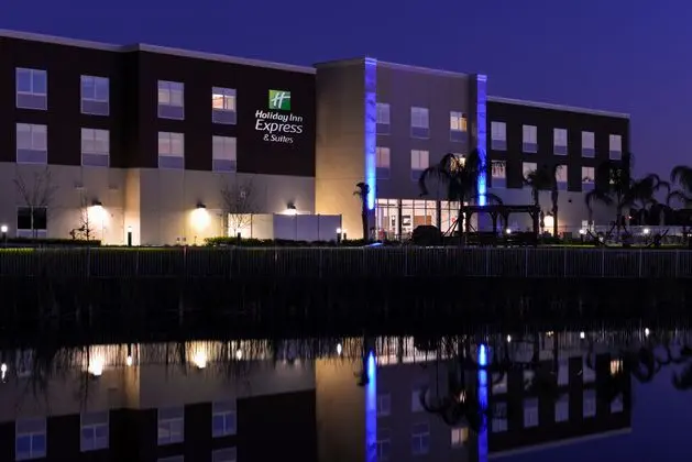 Holiday Inn Express and Suites Trinity