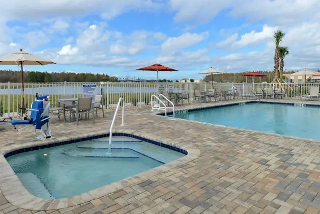 Holiday Inn Express and Suites Trinity - Havuz