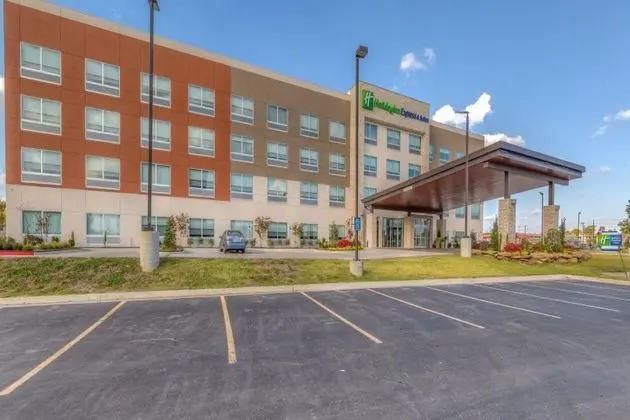 Holiday Inn Express and Suites Tulsa Midtown