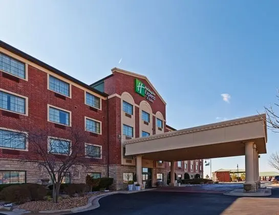 Holiday Inn Express and Suites Tulsa S Broken Arro